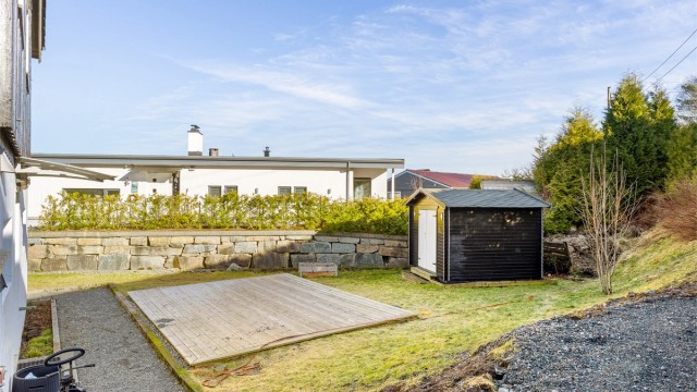 Treplatting som benyttes av leiligheten i underetasjen.