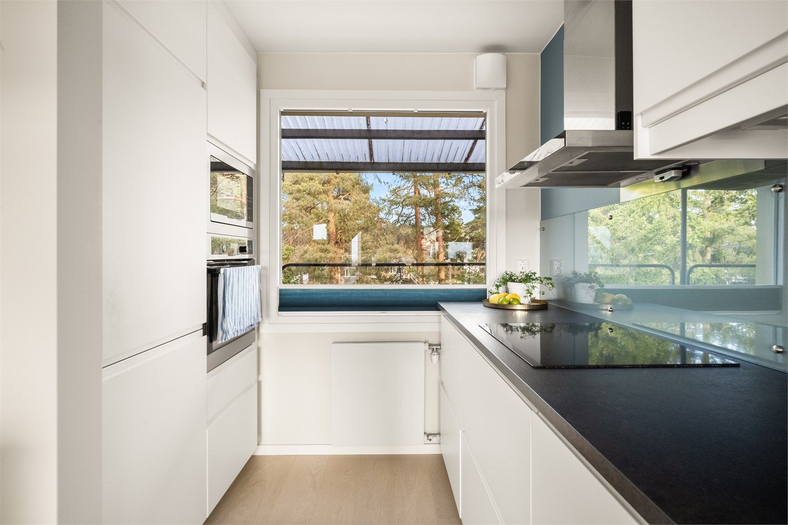 Også fra kjøkkenet er det utsyn mot grøntarealer.