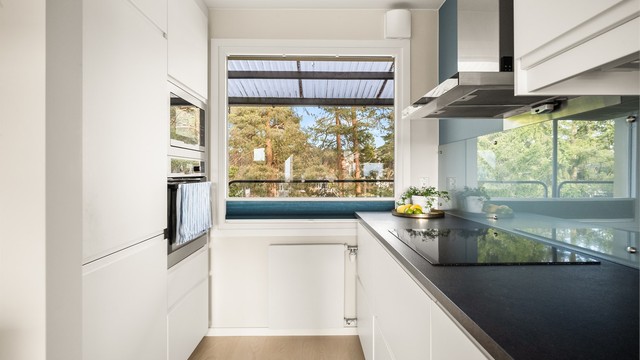 Også fra kjøkkenet er det utsyn mot grøntarealer.