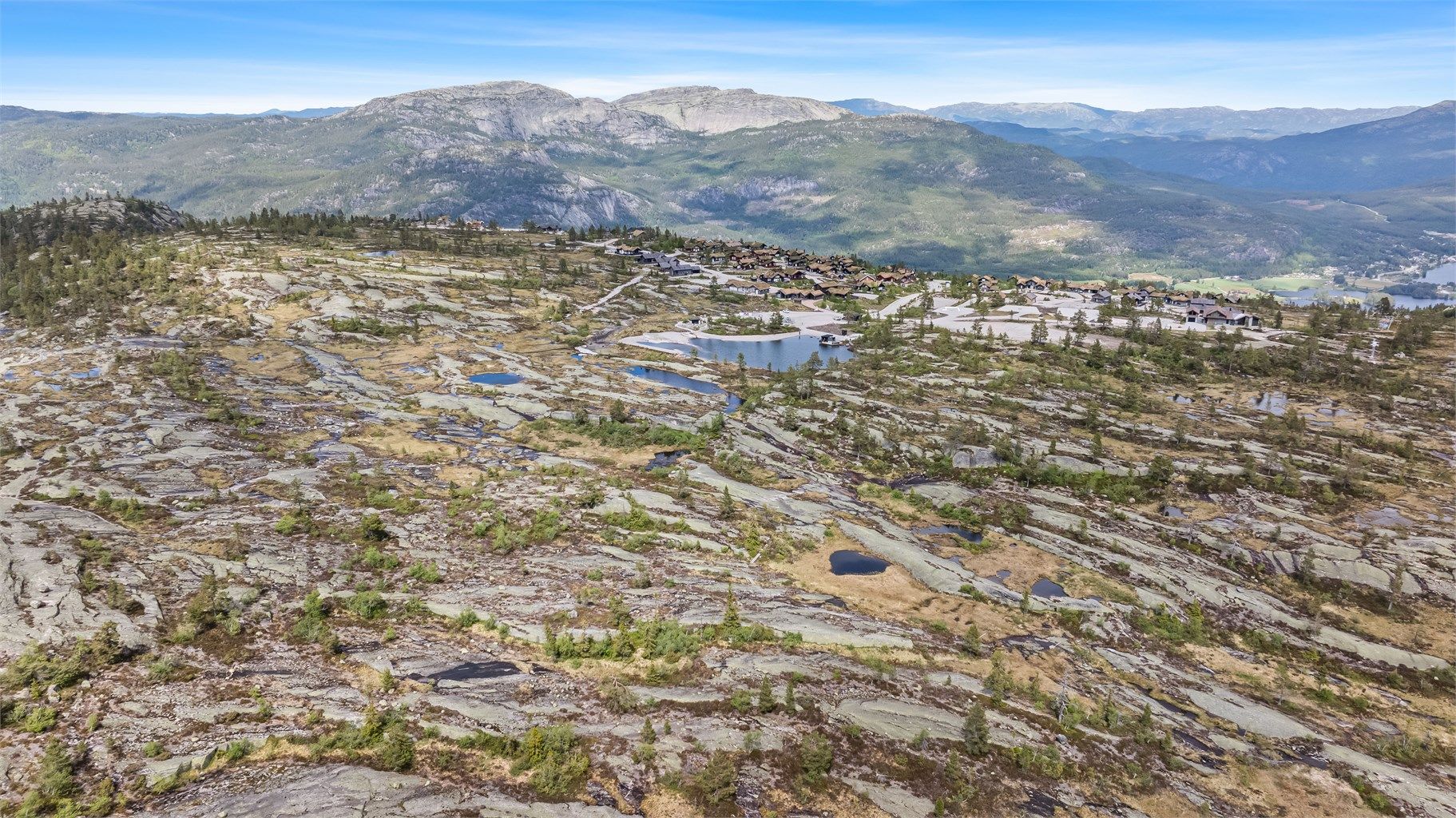 På toppen har man Utsikten som serverer mat, sauna i tilknytning det største vannet på bildet og ski- og turløyper vinter og sommer! Nydelig landskap.