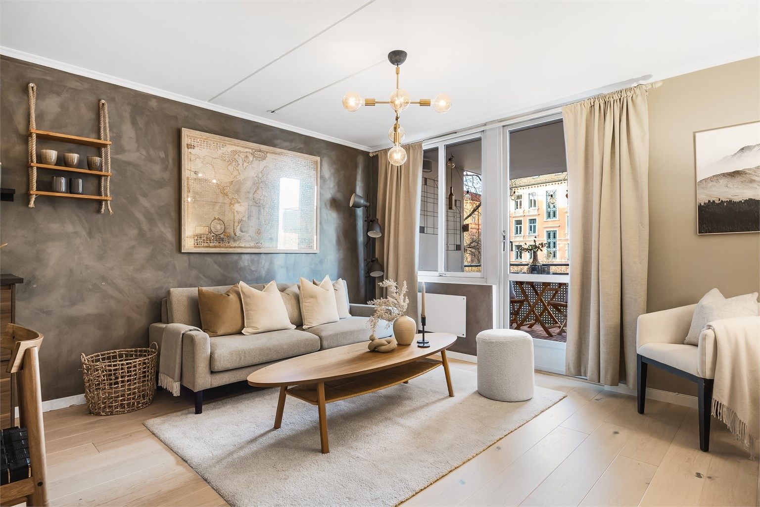 Flott og romslig stue med god plass til sofagruppe og direkte utgang til balkong.