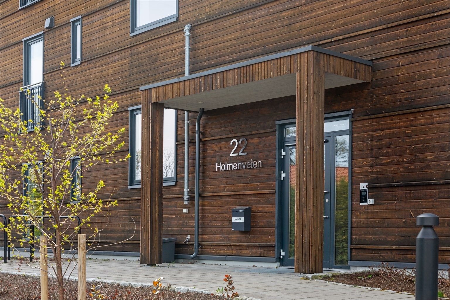 Leiligheten ligger fint plassert på hjørnet i første etasje, og har trappefri adkomst via felles oppgang og heis fra garasjeanlegget.