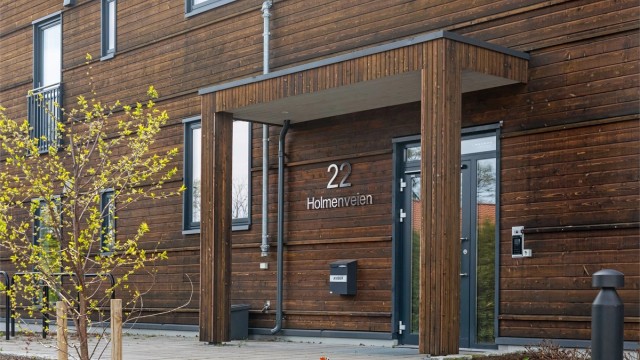 Leiligheten ligger fint plassert på hjørnet i første etasje, og har trappefri adkomst via felles oppgang og heis fra garasjeanlegget.