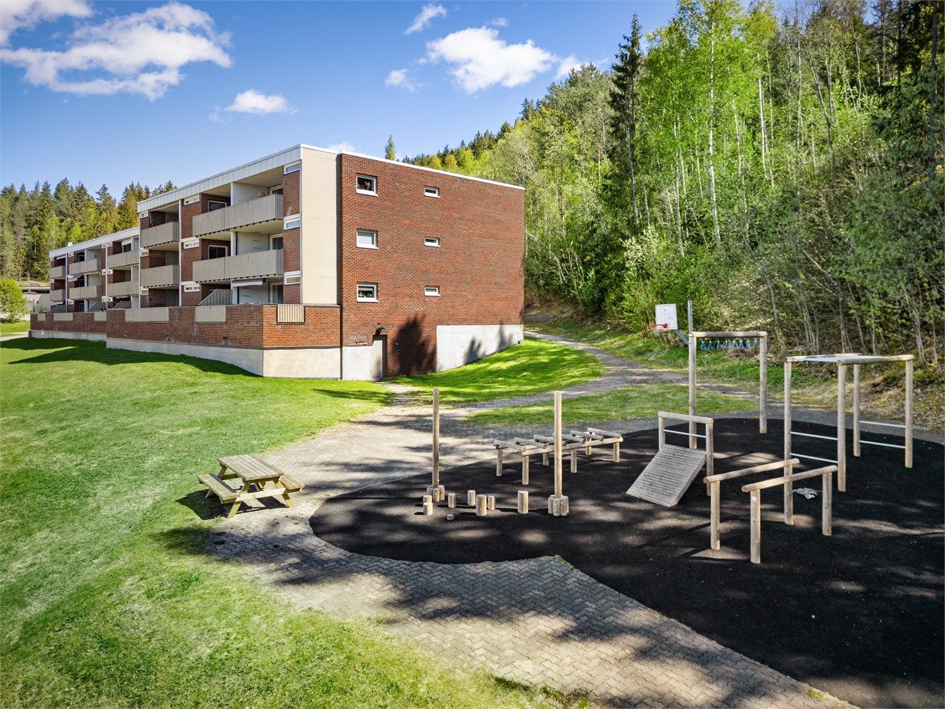 Borettslaget har tre lekeplasser i umiddelbar nærhet