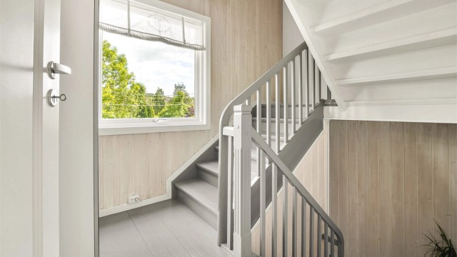 Felles inngangsparti med trappeadkomst til boligens inngangsparti i 2. etasje, videre er det trappeadkomst til boligens egen loftetasje.