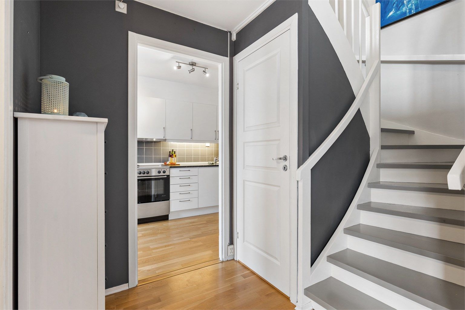 Svingtrappen i trekonstruksjon binder de to etasjene sammen.