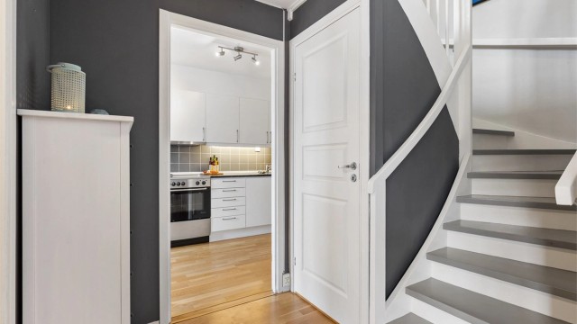 Svingtrappen i trekonstruksjon binder de to etasjene sammen.