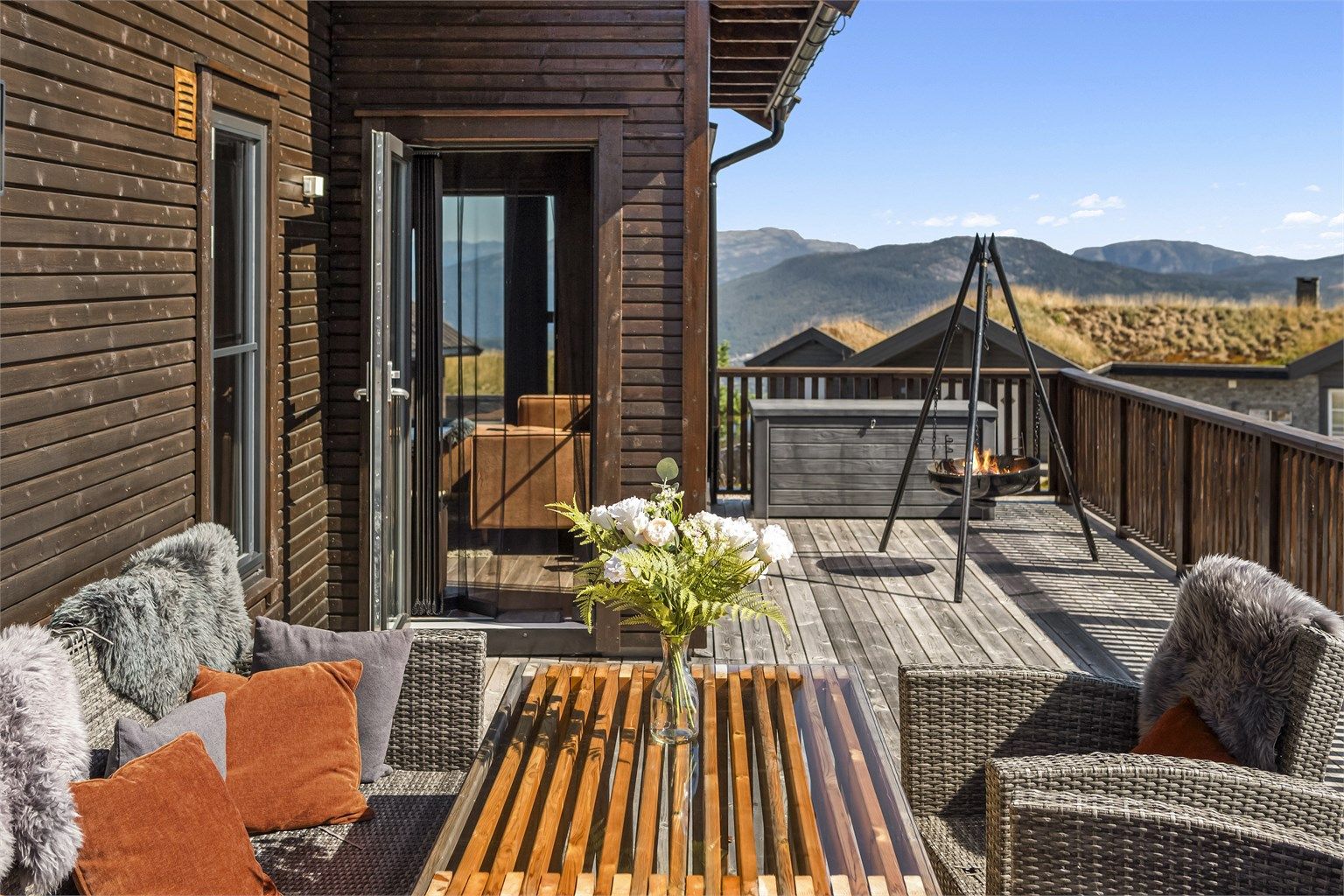 Hytten har 37kvm med terrasse. Med utgang fra stuen.