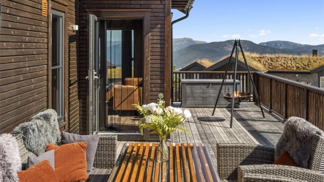 Hytten har 37kvm med terrasse. Med utgang fra stuen.