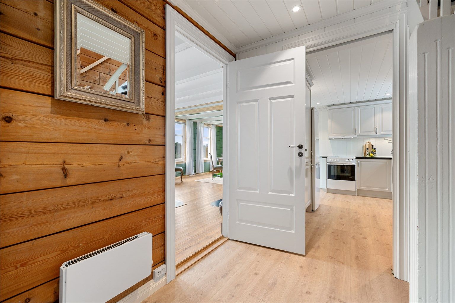 Videre fra entré/gangen er det direkte tilkomst til både stue og kjøkkenet