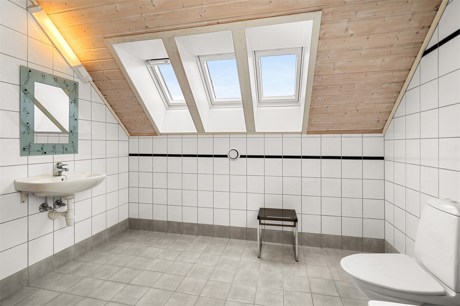 Badet fremstår lyst og funksjonelt, med god plass til både badekar, servant og øvrig innredning.