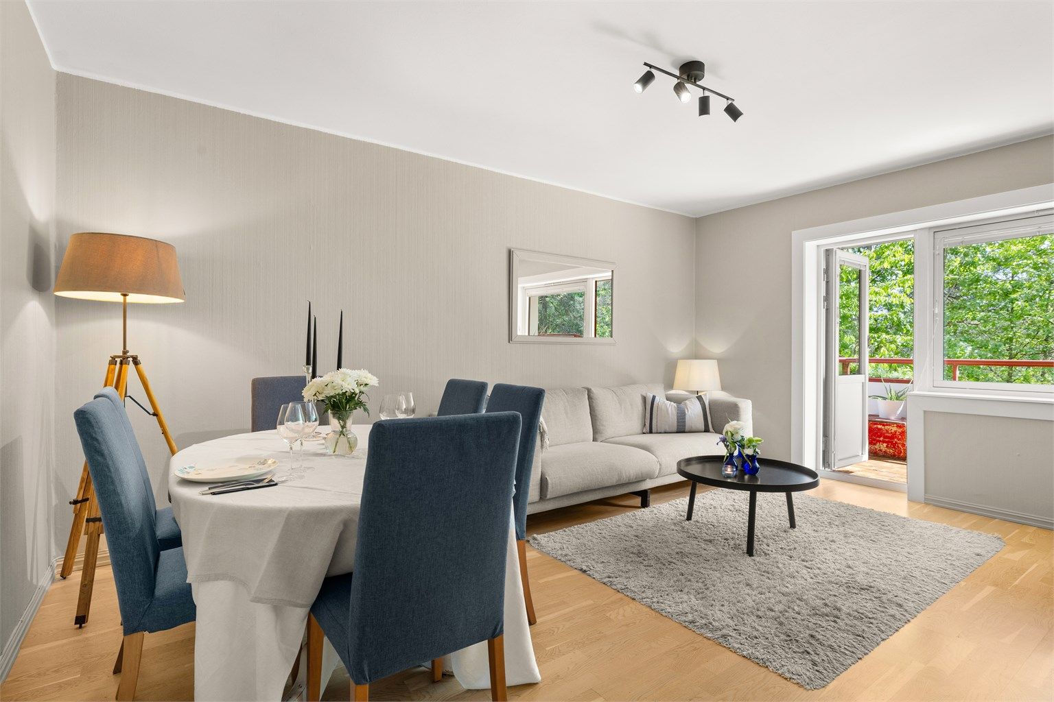 I stuen er det godt med plass til sofagruppe med tilhørende møblement. Vedkaminen gir god varme og hygge spesielt i de kjøligere dagene. 