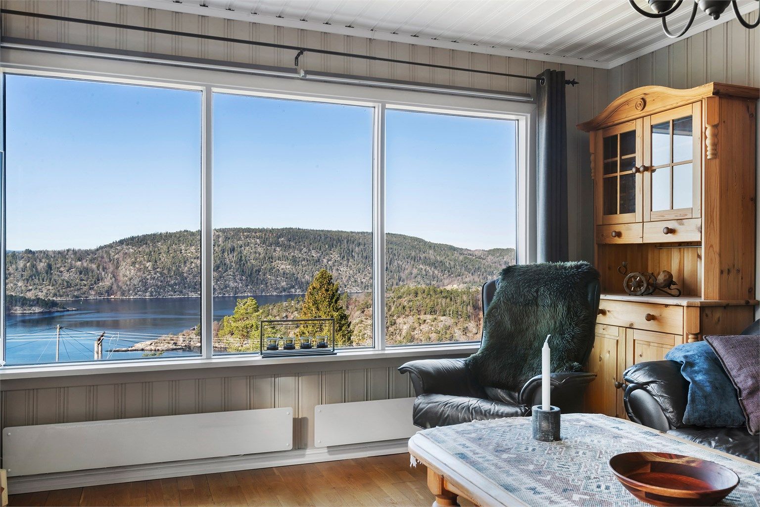 Store vindusflater slipper inn rikelig med naturlig lys