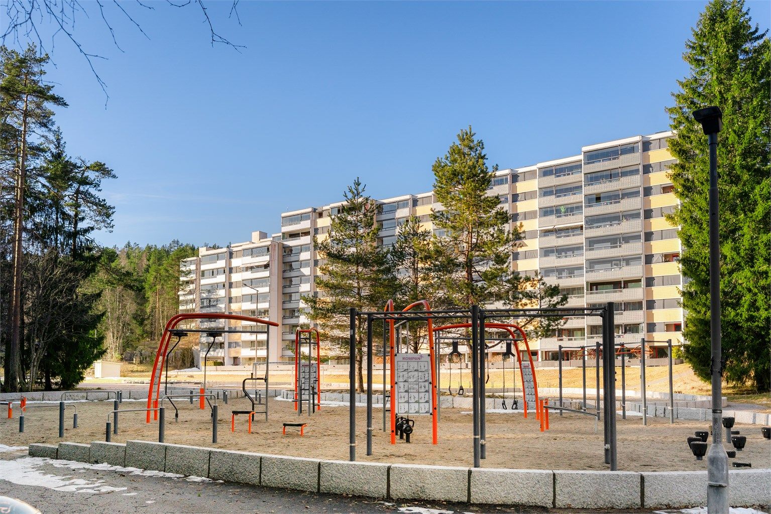 For de treningsglade finnes det også utendørs treningsapparater og Fresh Fitness på Romsås senter.