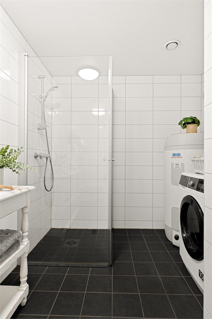 Varmtvannsbereder på 200 liter og praktisk nisje med røropplegg for vaskemaskin.