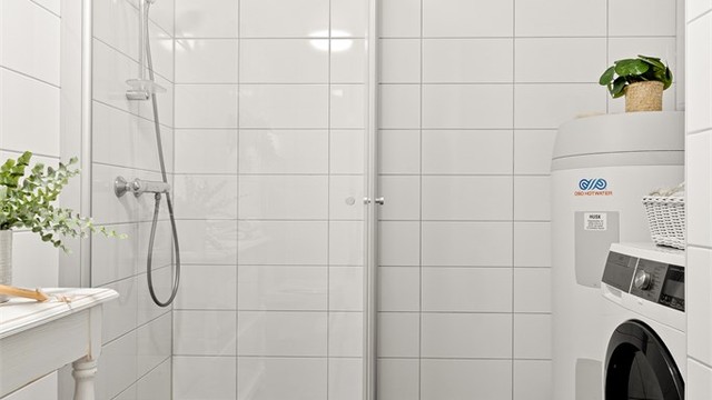 Varmtvannsbereder på 200 liter og praktisk nisje med røropplegg for vaskemaskin.