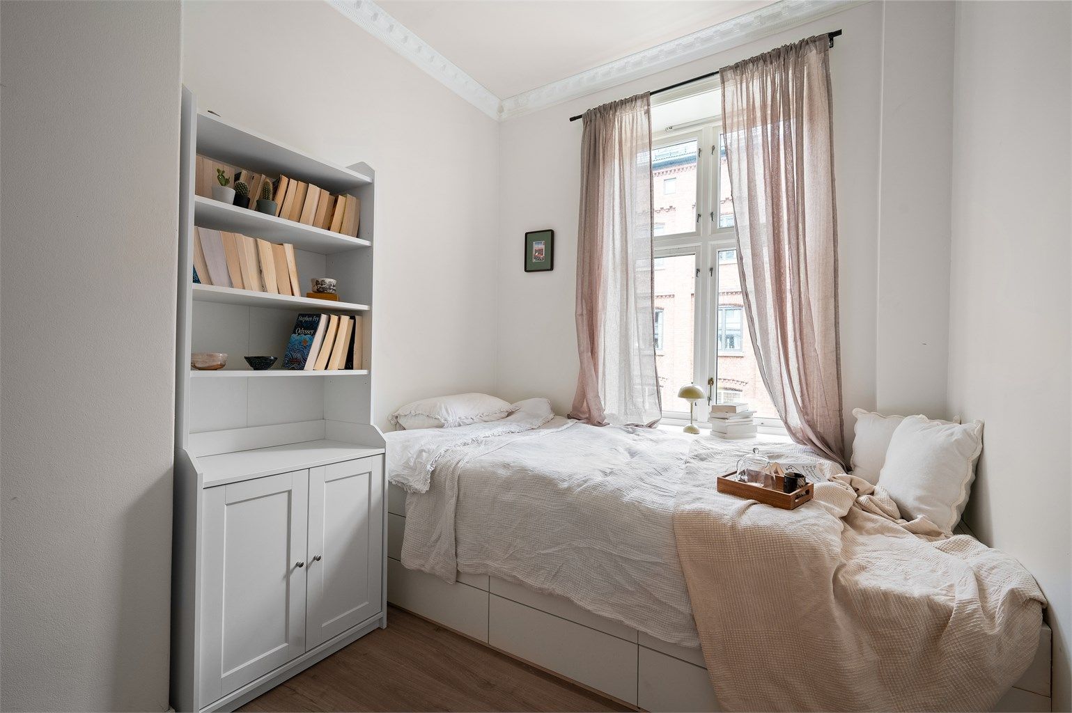 Leilighetens andre soverom vender ut mot sidegaten og har plass til seng og øvrig soveromsmøblement.