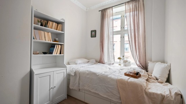 Leilighetens andre soverom vender ut mot sidegaten og har plass til seng og øvrig soveromsmøblement.