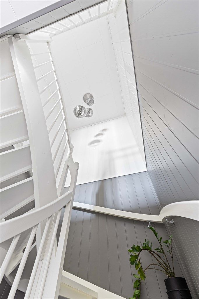 Den malte tretrappen binder etasjene elegant sammen.