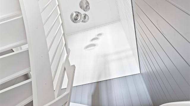 Den malte tretrappen binder etasjene elegant sammen.