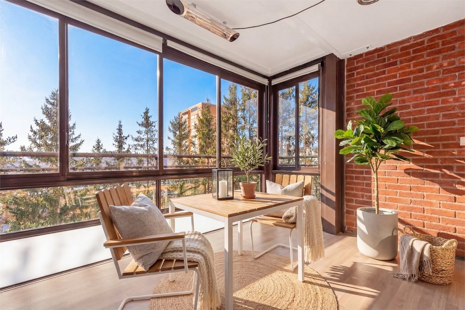 En luftig og romslig 4-roms med herlig balkong og utsikt over Groruddalen. (Stylet med AI)