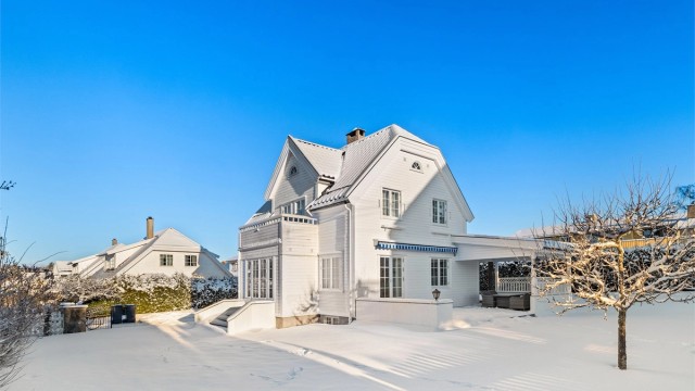 Velkommen til Munkerudveien 46 - Solrik og flott klassisk villaeiendom | Stor og flat tomt | Unik trippelgarasje med full kjeller