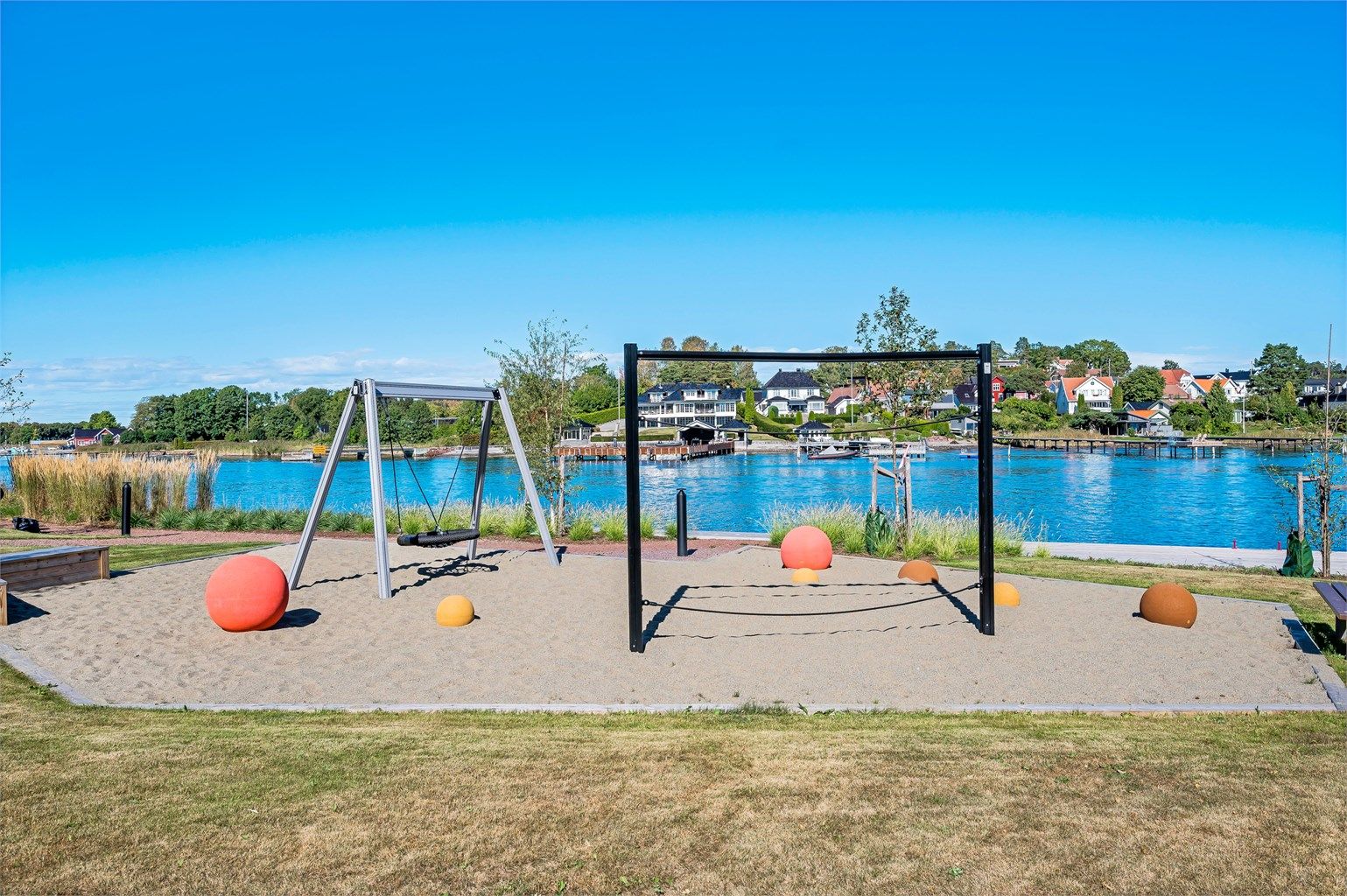 Barnevennlige omgivelser med trygge lekeområder.