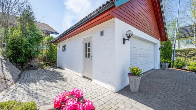 Garasjen har også en egen bi-inngangsdør.