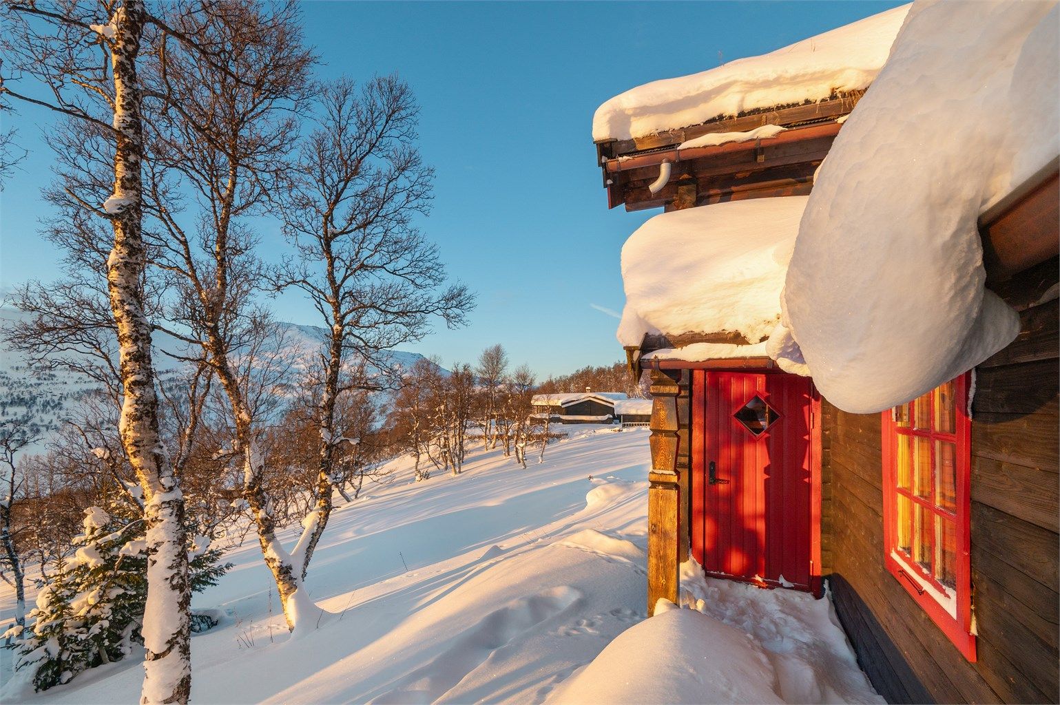 Vakker utsikt og beliggenhet i trivelige hytteomgivelser. 