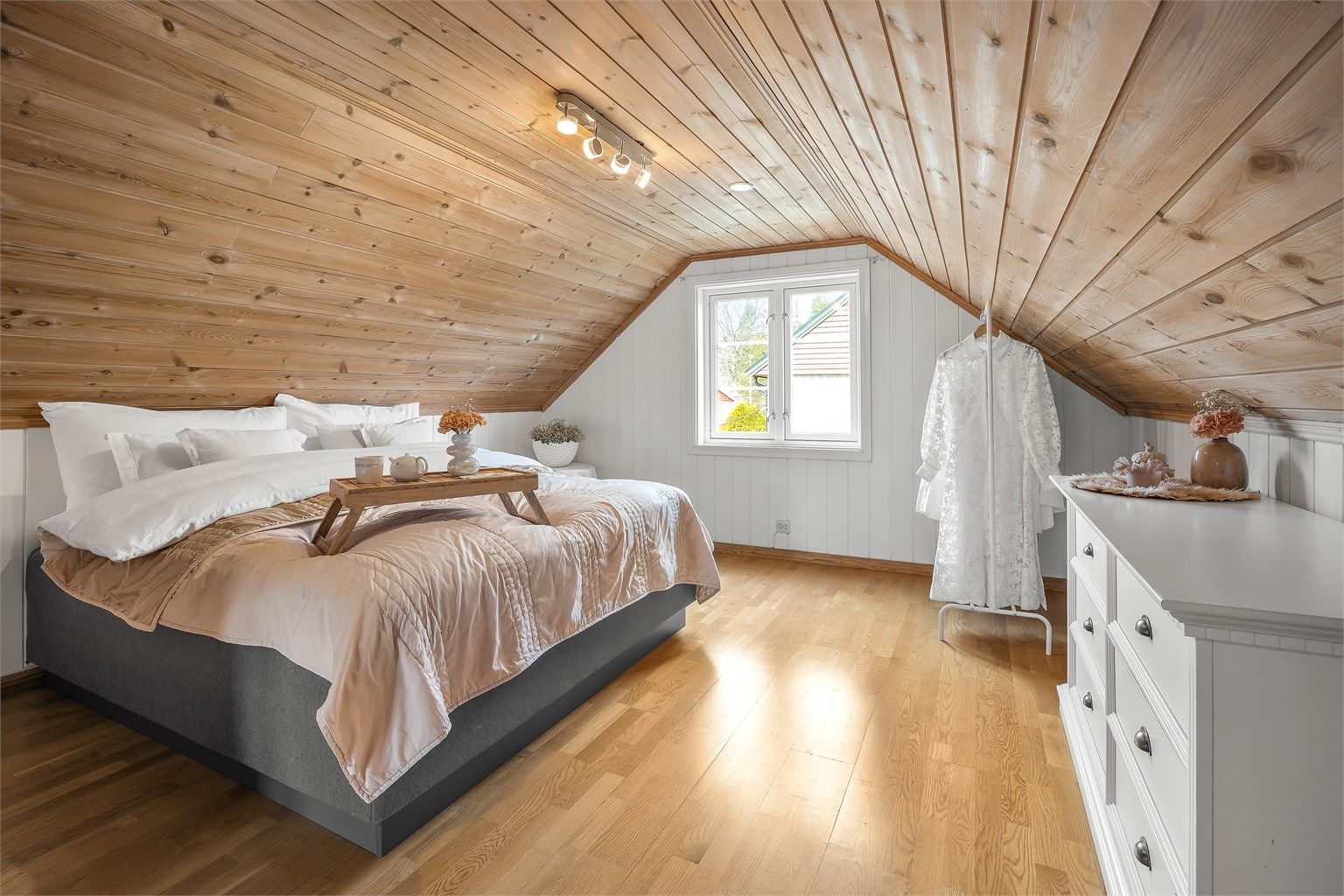 Loftet inneholder også et innredet soverom. (Det foreligger ikke tegninger av loftet).