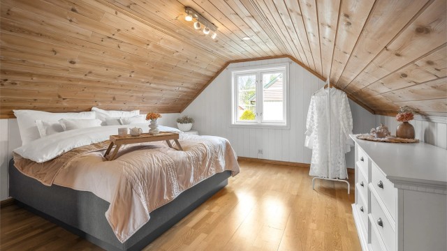 Loftet inneholder også et innredet soverom. (Det foreligger ikke tegninger av loftet).