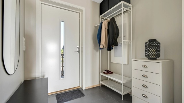 Innbydende entré med flislagt gulv og behagelig gulvvarme.