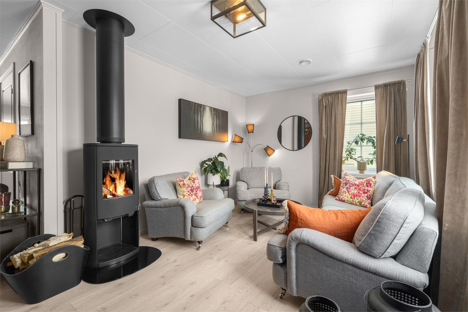 Stua i 1. etasje har en praktisk peisovn som effektivt varmer opp etasjen. Den sentrale plasseringen gir også god varme til 2. etasje.