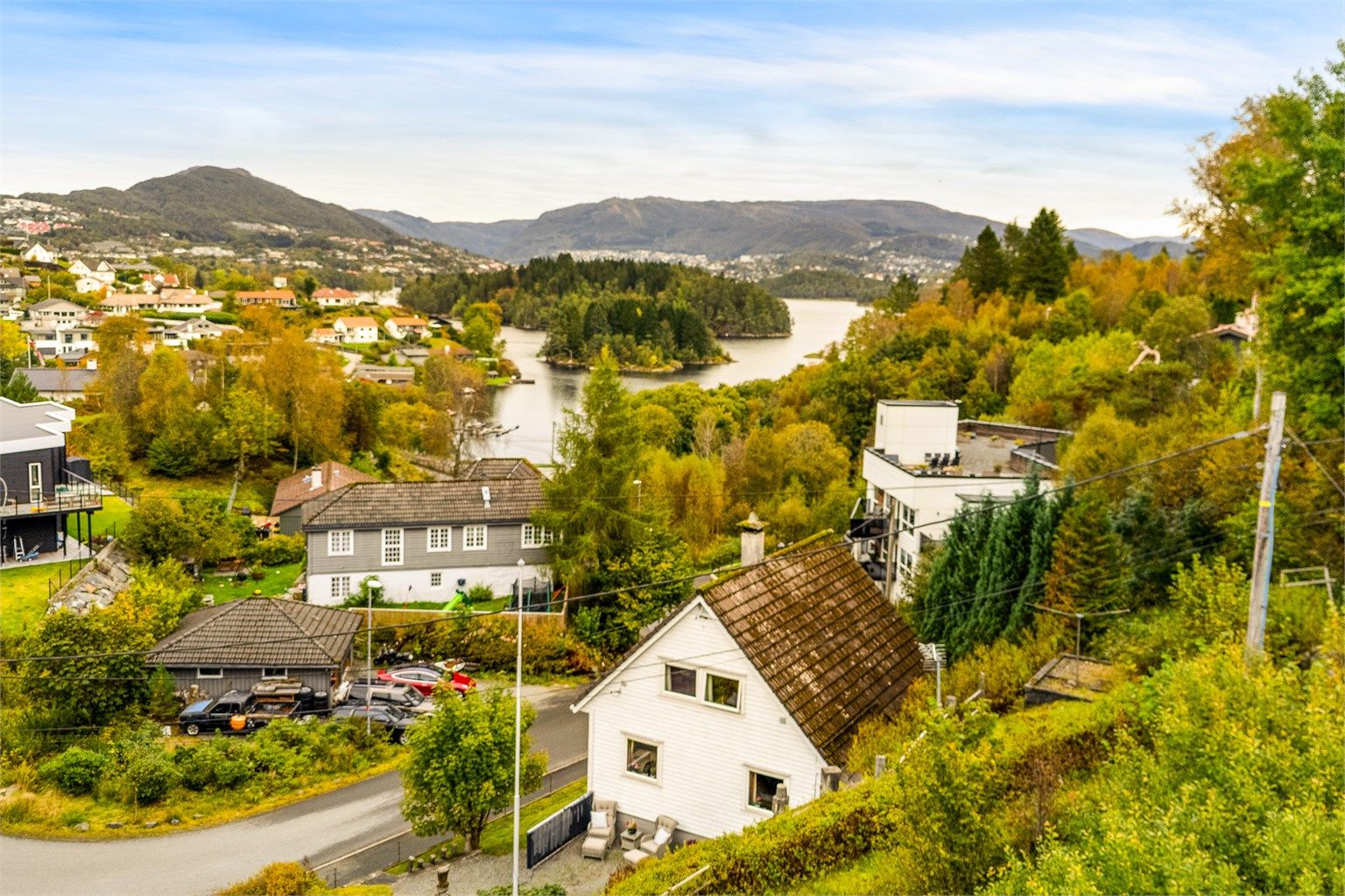 Attraktiv og rolig beliggenhet i et etablert område. Fine og grønne omgivelser og kort vei til barnehager og ca. 15 min. å gå til skoler