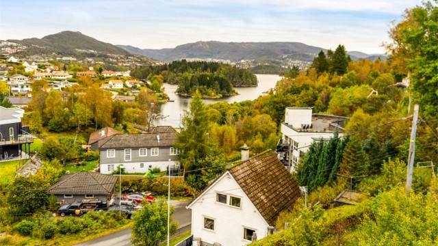Attraktiv og rolig beliggenhet i et etablert område. Fine og grønne omgivelser og kort vei til barnehager og ca. 15 min. å gå til skoler