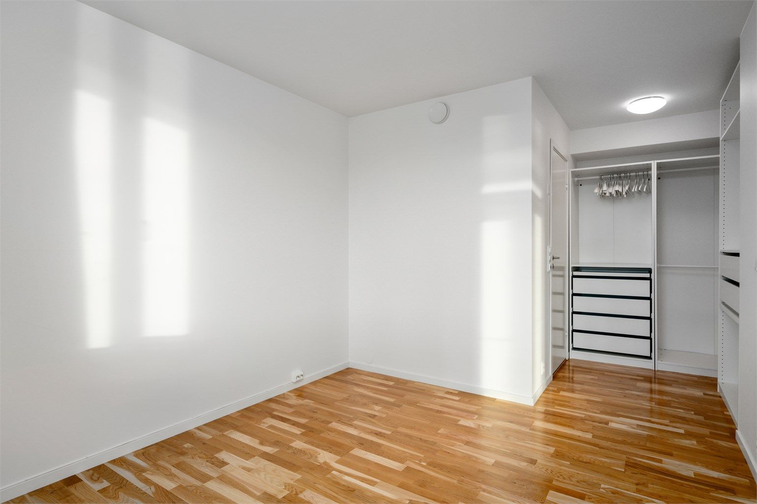 Hovedsoverommet er på 14,3 kvm og har god plass til dobbeltseng av ønsket størrelse. 