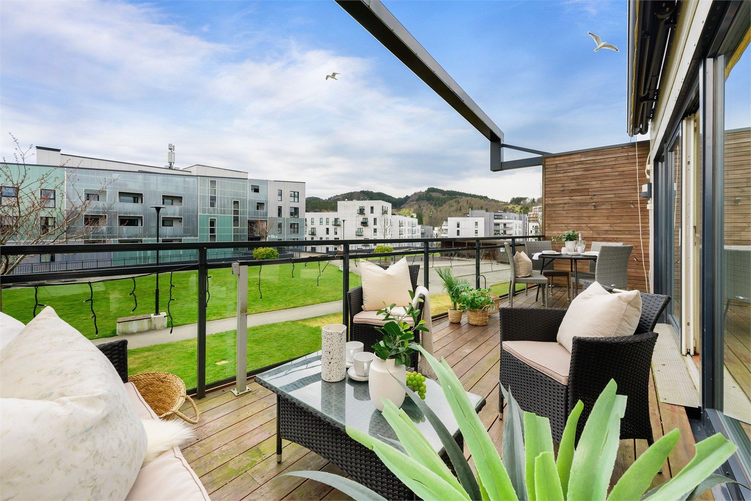 Velkommen til Myrdalsvegen 4A! Toppleilighet på enden! Balkong på hele 16kvm med utsikt over rolig og fint opparbeidet område. 