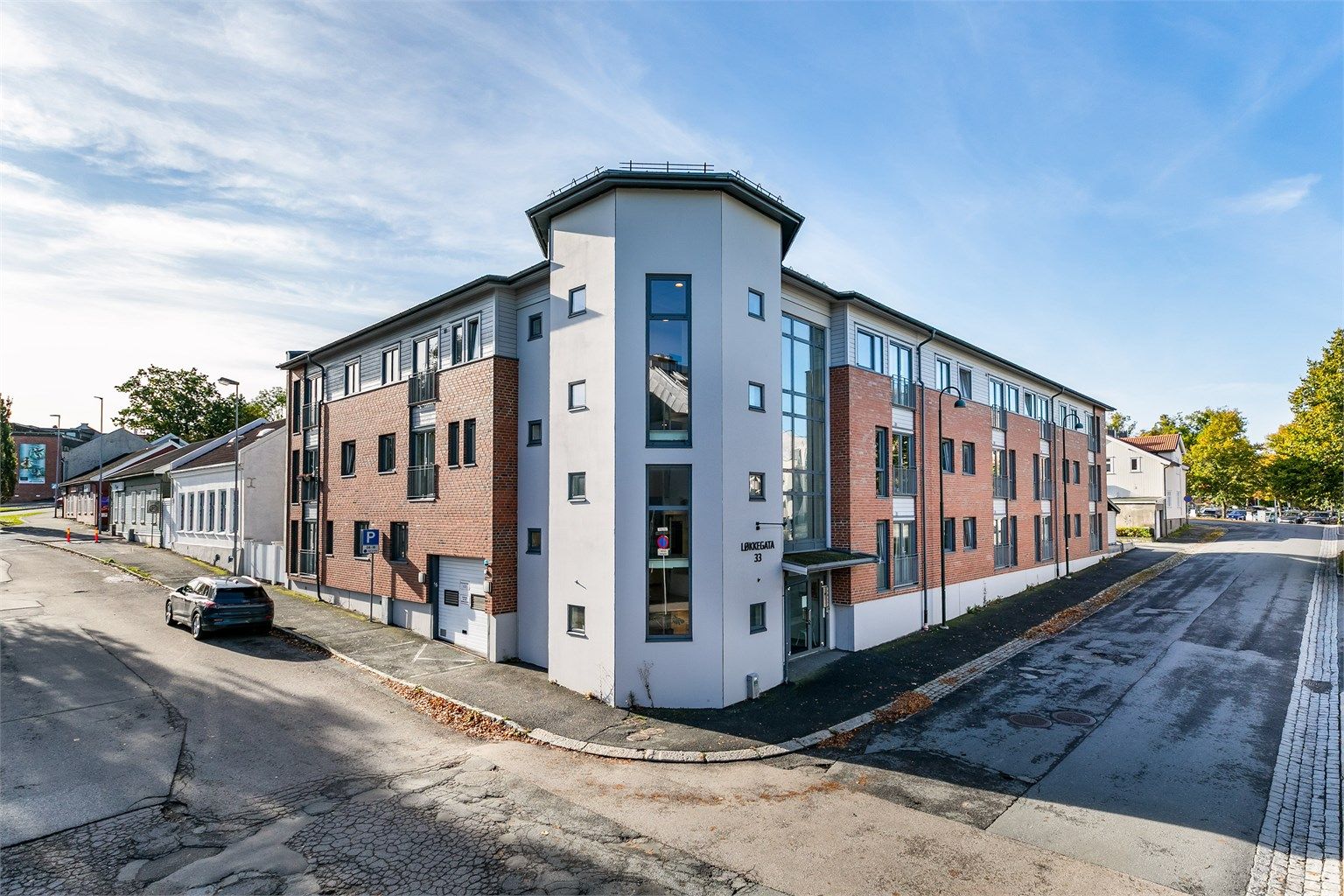 Løkkegata er en stille sidegate midt i sentrum. Alle byens fasiliteter og tilbud er innenfor reell gangavstand.