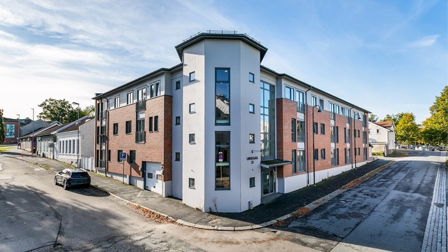Løkkegata er en stille sidegate midt i sentrum. Alle byens fasiliteter og tilbud er innenfor reell gangavstand.