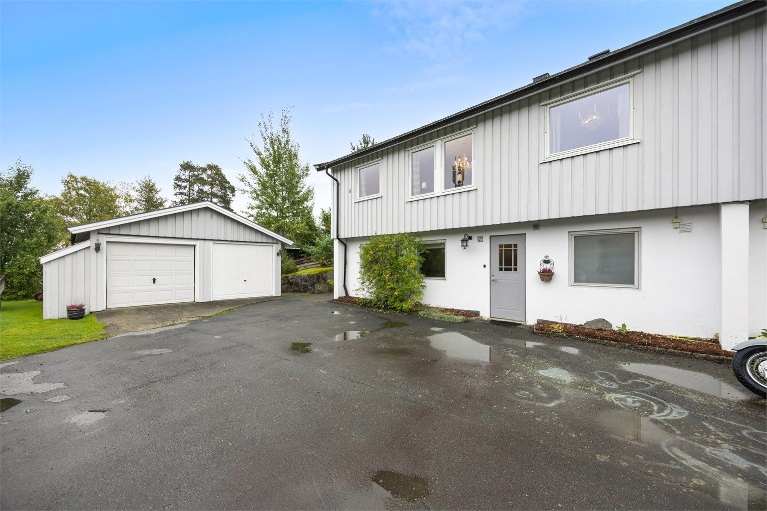 Asfaltert biloppstillingsplass utenfor boligen