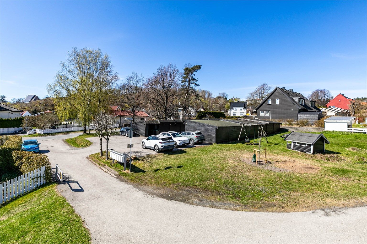 Boligen disponerer garasje i felles garasjerekke på Grendelagets fellesareal. På smågatene mellom tomannsboligene er det bilfritt.