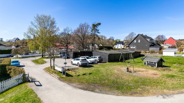 Boligen disponerer garasje i felles garasjerekke på Grendelagets fellesareal. På smågatene mellom tomannsboligene er det bilfritt.