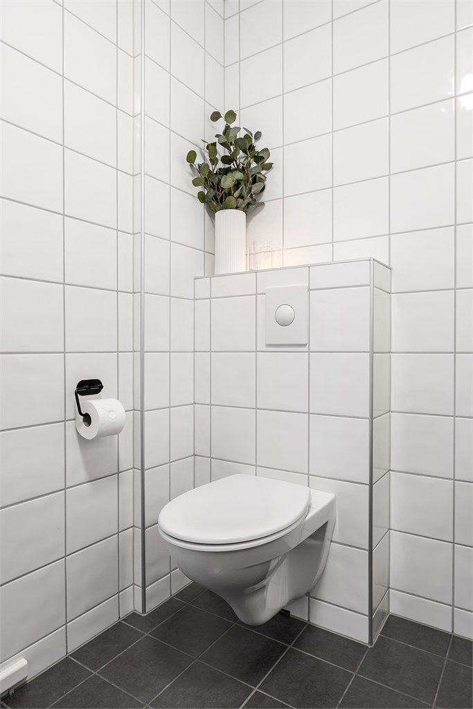 Vegghengt toalett på bad i hovedetasjen