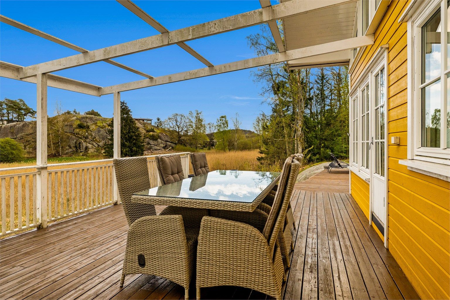 Det er rikelig med plass til langbord, og med fyr på peisen ligger alt til rette for å nyte lange sommerkvelder.