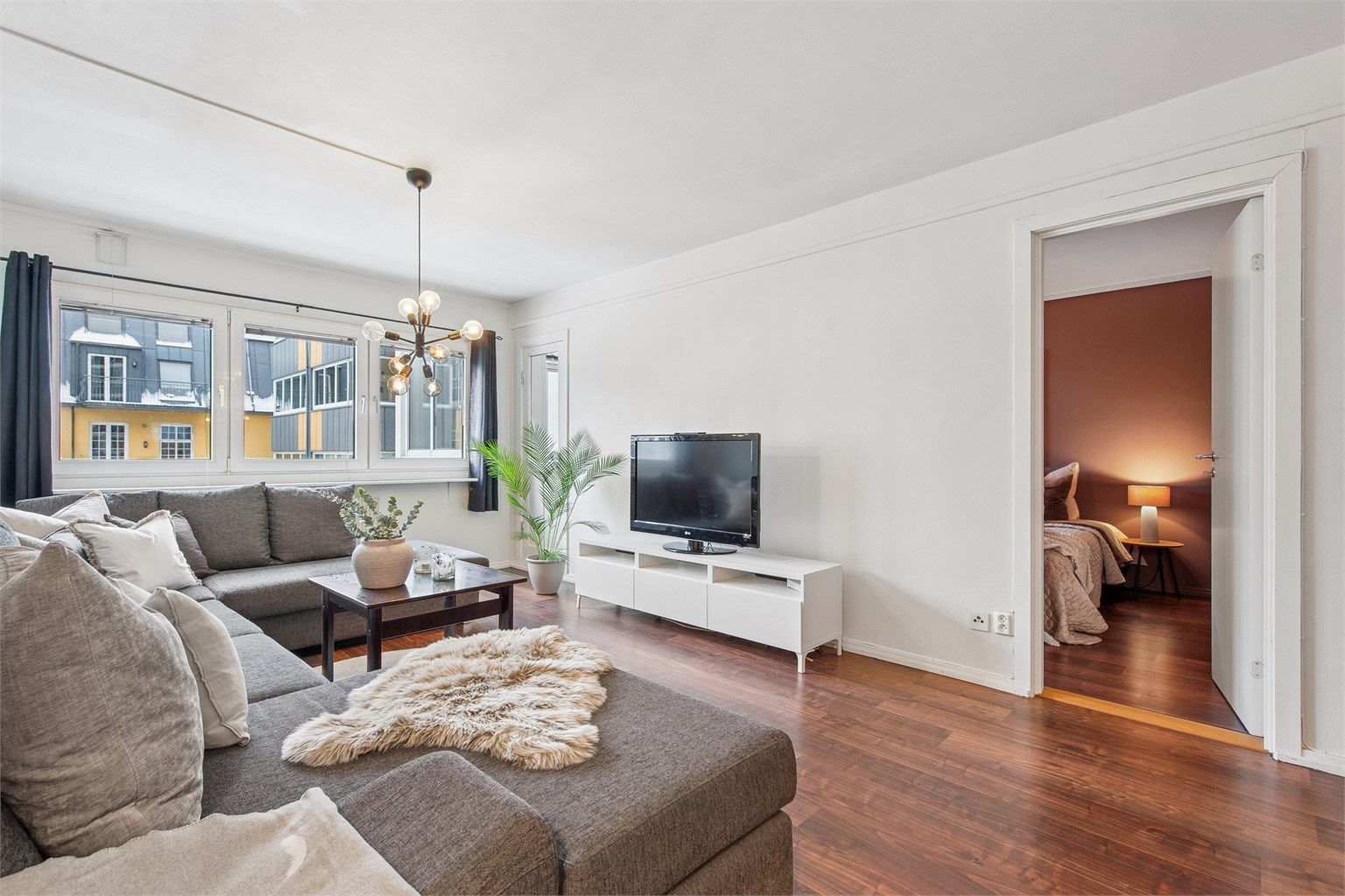 Stuen er romslig med god plass til sofagruppe og opplegg for TV. (Foto: EFKT v/Pål Godager)