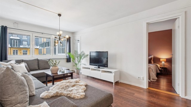 Stuen er romslig med god plass til sofagruppe og opplegg for TV. (Foto: EFKT v/Pål Godager)