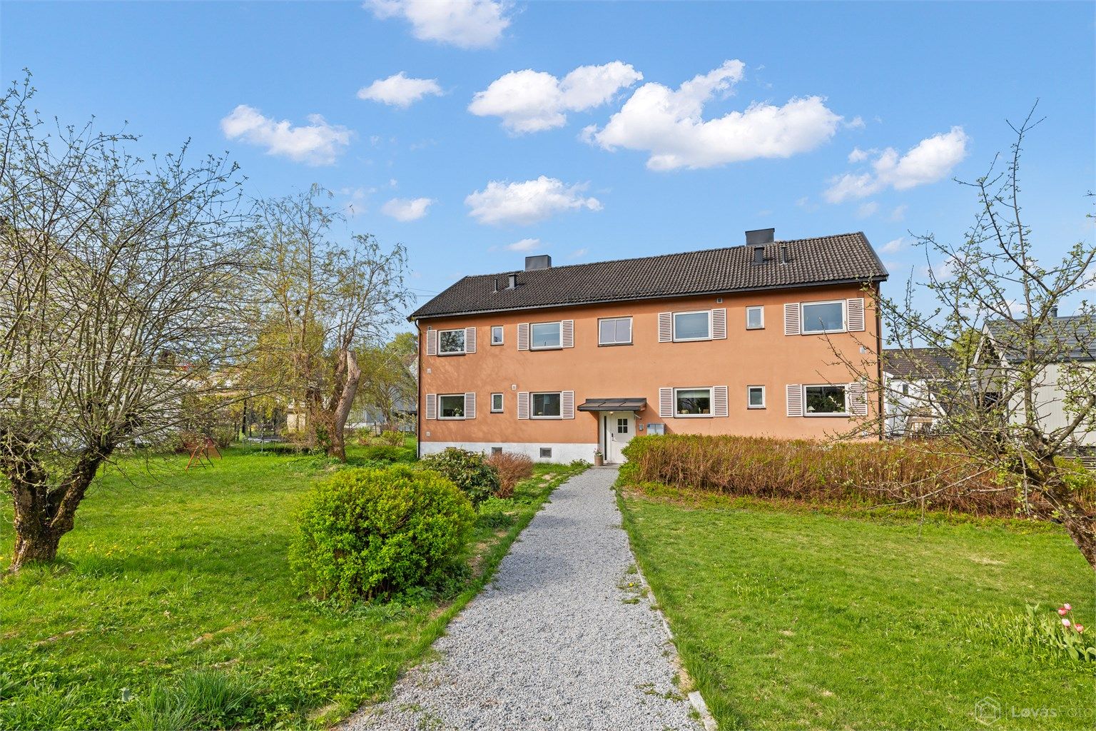 Til leiligheten hører en garasjeplass med elbil-lader, samt rikelig lagringsplass i tre boder på til sammen 20 m².