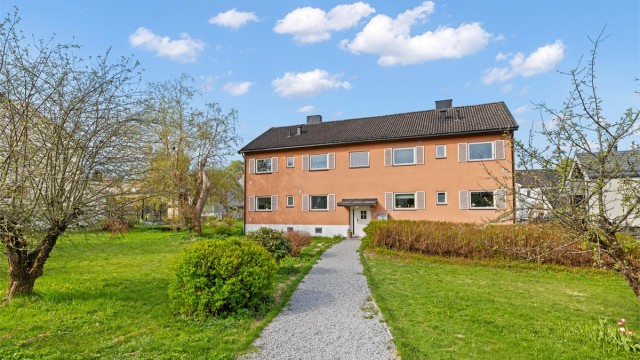 Til leiligheten hører en garasjeplass med elbil-lader, samt rikelig lagringsplass i tre boder på til sammen 20 m².