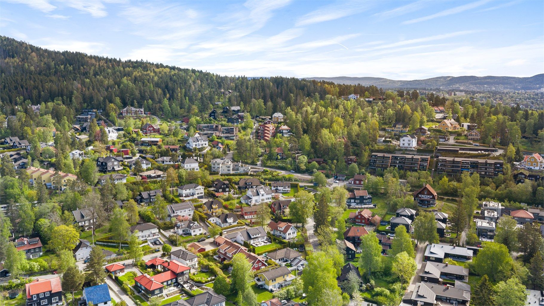 Området er preget av store eneboliger med grønne, frodige hager.