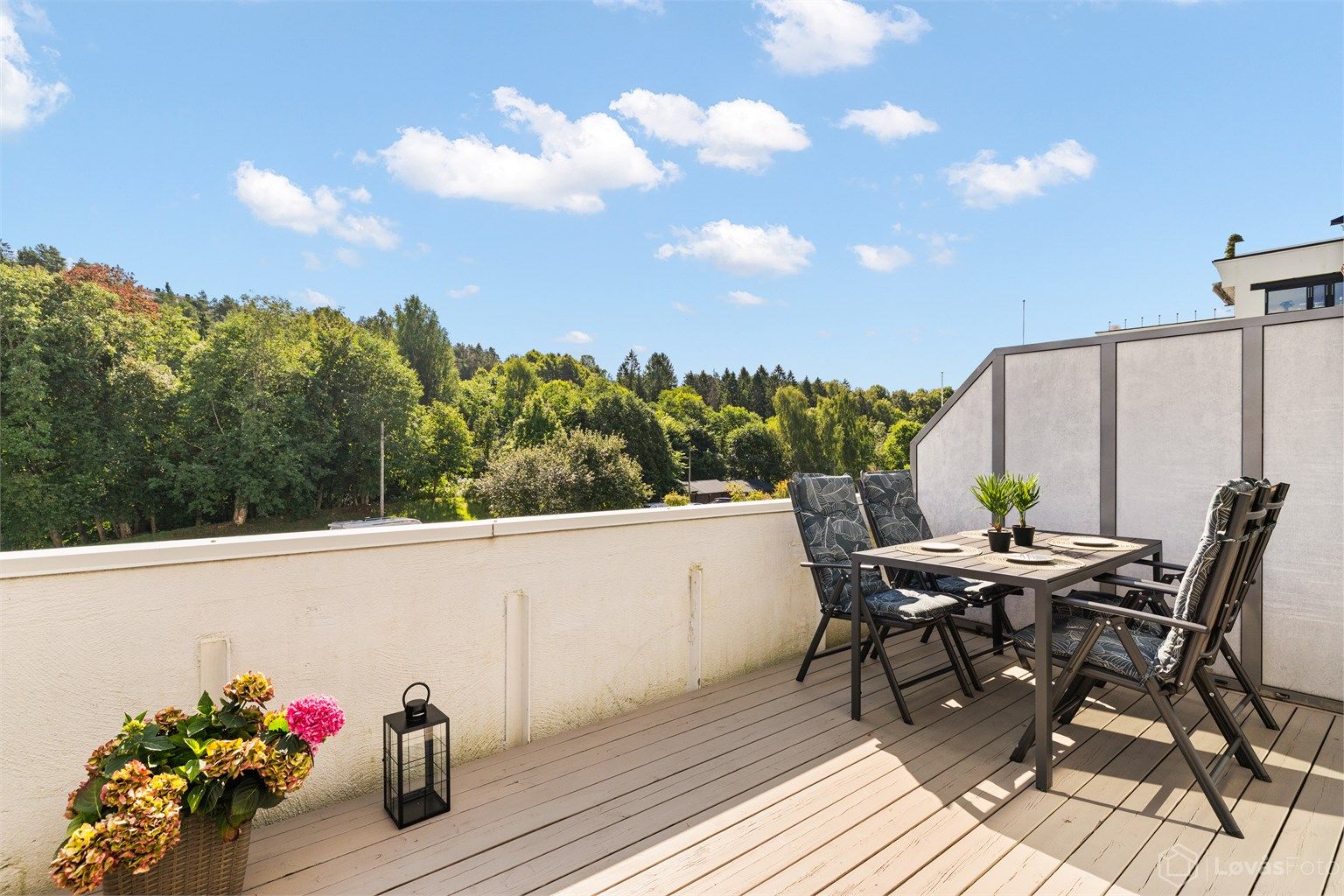 På terrassen er det god plass til å etablere flere sittegrupper, og innbyr til en flott uteplass å samle venner og familie på sommerdager.